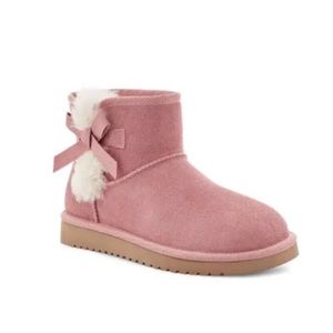 Kookaburra by ugg pink ankle high boots.